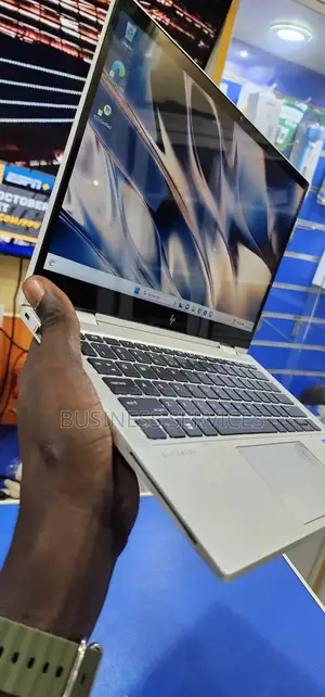 Neuf HP EliteBook 830 G8 16GB Intel Core I5 SSD 512GB