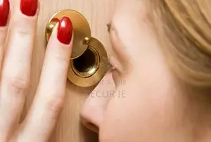 Pose D’oeilleton De Sécurité Sur Votre Porte - En Bois, Alu Ou Fer