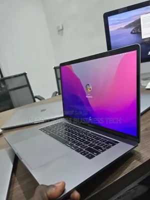 Neuf Apple MacBook Pro 2017 16GB Intel Core I7 SSD 512GB