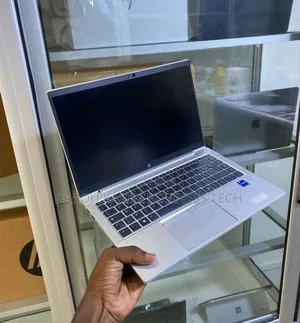 Neuf HP EliteBook 840 G8 16GB Intel Core I7 SSD 512GB