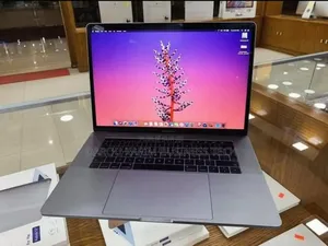 Neuf Apple MacBook Pro 2017 16GB Intel Core I7 SSD 512GB