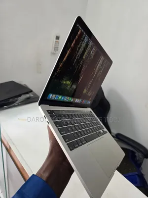 Neuf Apple MacBook Pro 2020 16GB Intel Core I5 SSD 512GB