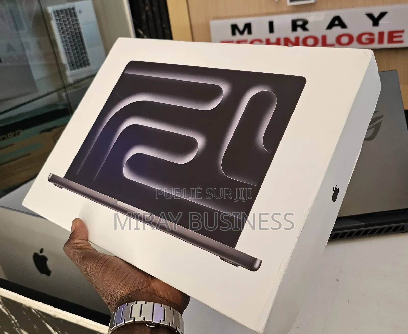 Neuf Apple Macbook Pro 2025 M5 14-inch 16GB Apple M5 eMMC 512GB