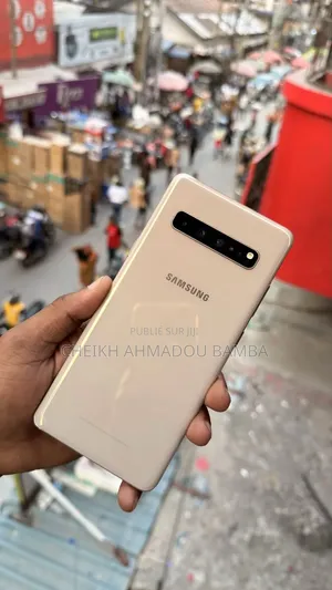 Neuf Samsung Galaxy S10 Plus 128 GB Doré