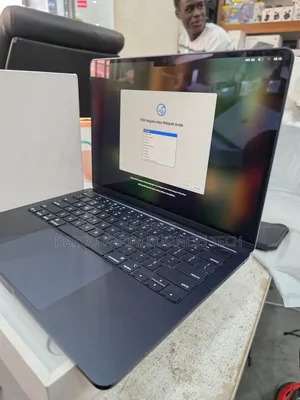 Neuf Apple MacBook Air 2025 M4 13-Inch 16GB Apple M4 SSD 256GB