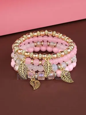 Les Accessoires Rendent La Femme Plus Lumineuse