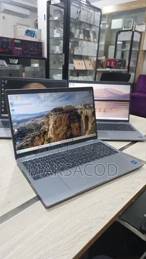 Ordinateur portable Dell Precision 3561 16GB Intel Core i7 SSD 256GB