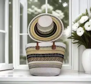 Ensemble Sacs Et Chapeaux En Paille