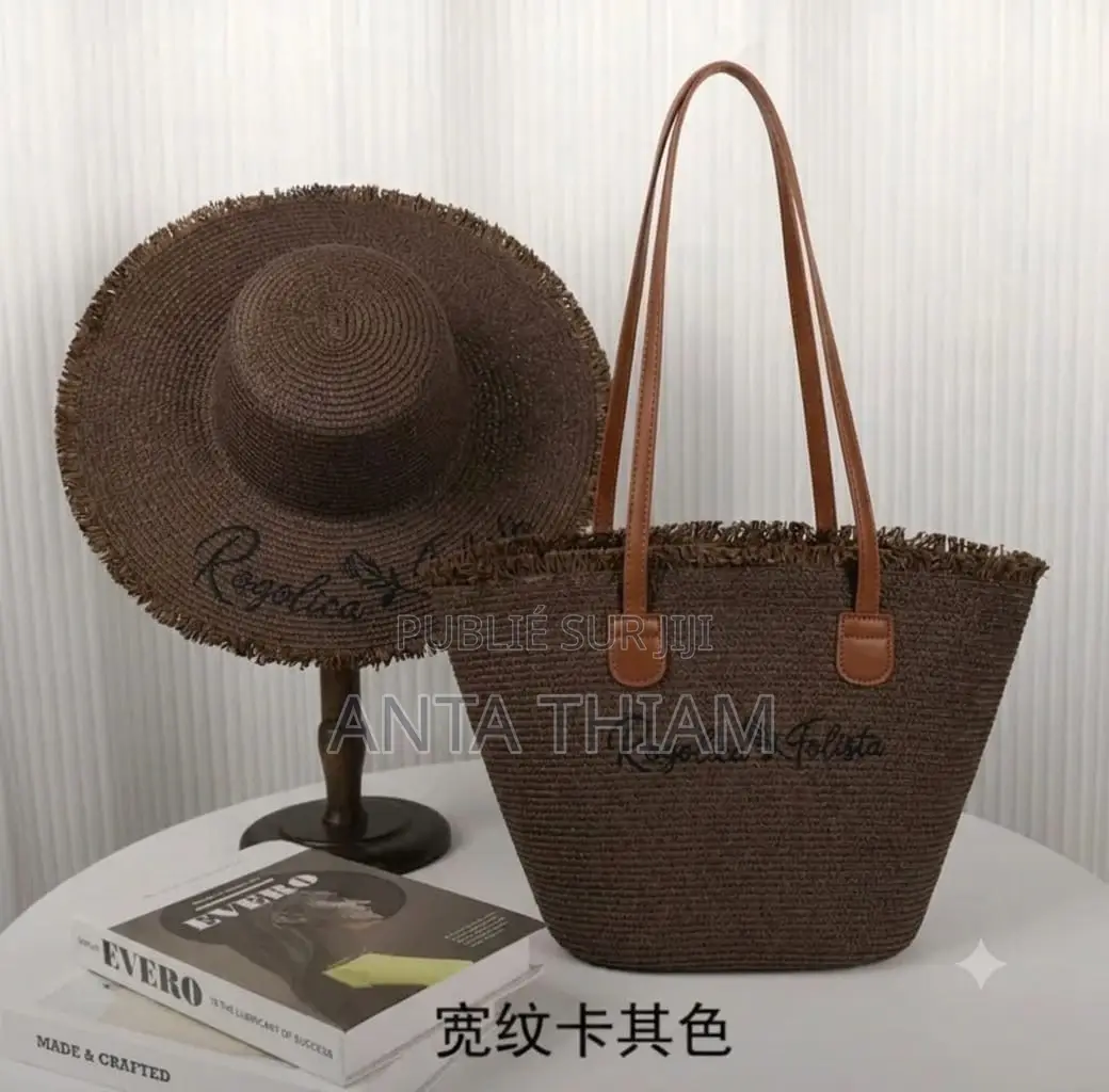 Ensemble Sacs Et Chapeaux En Paille