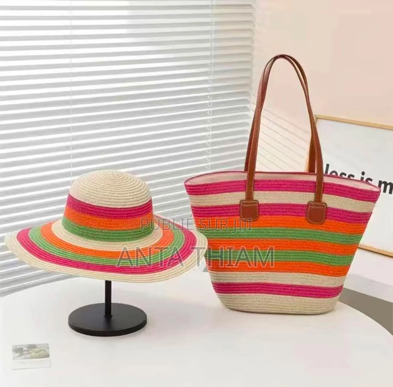 Ensemble Sacs Et Chapeaux En Paille