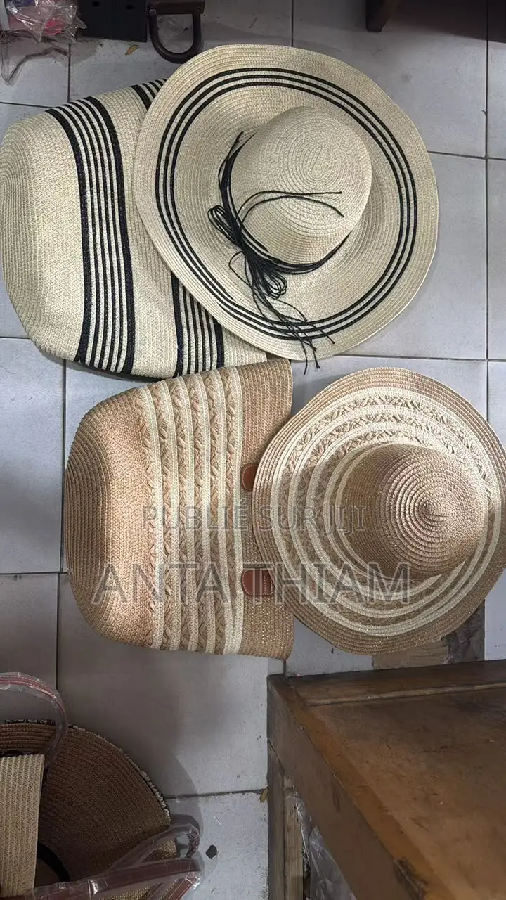 Ensemble Sacs Et Chapeaux En Paille