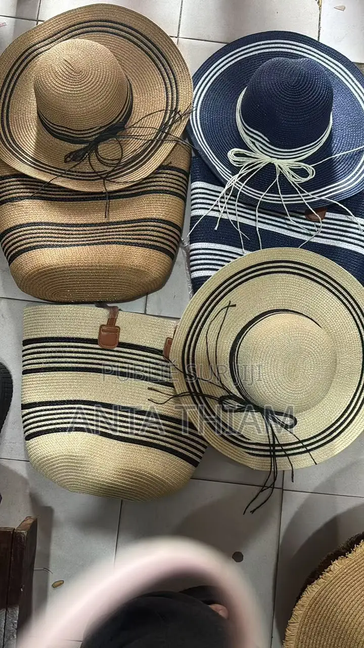 Ensemble Sacs Et Chapeaux En Paille