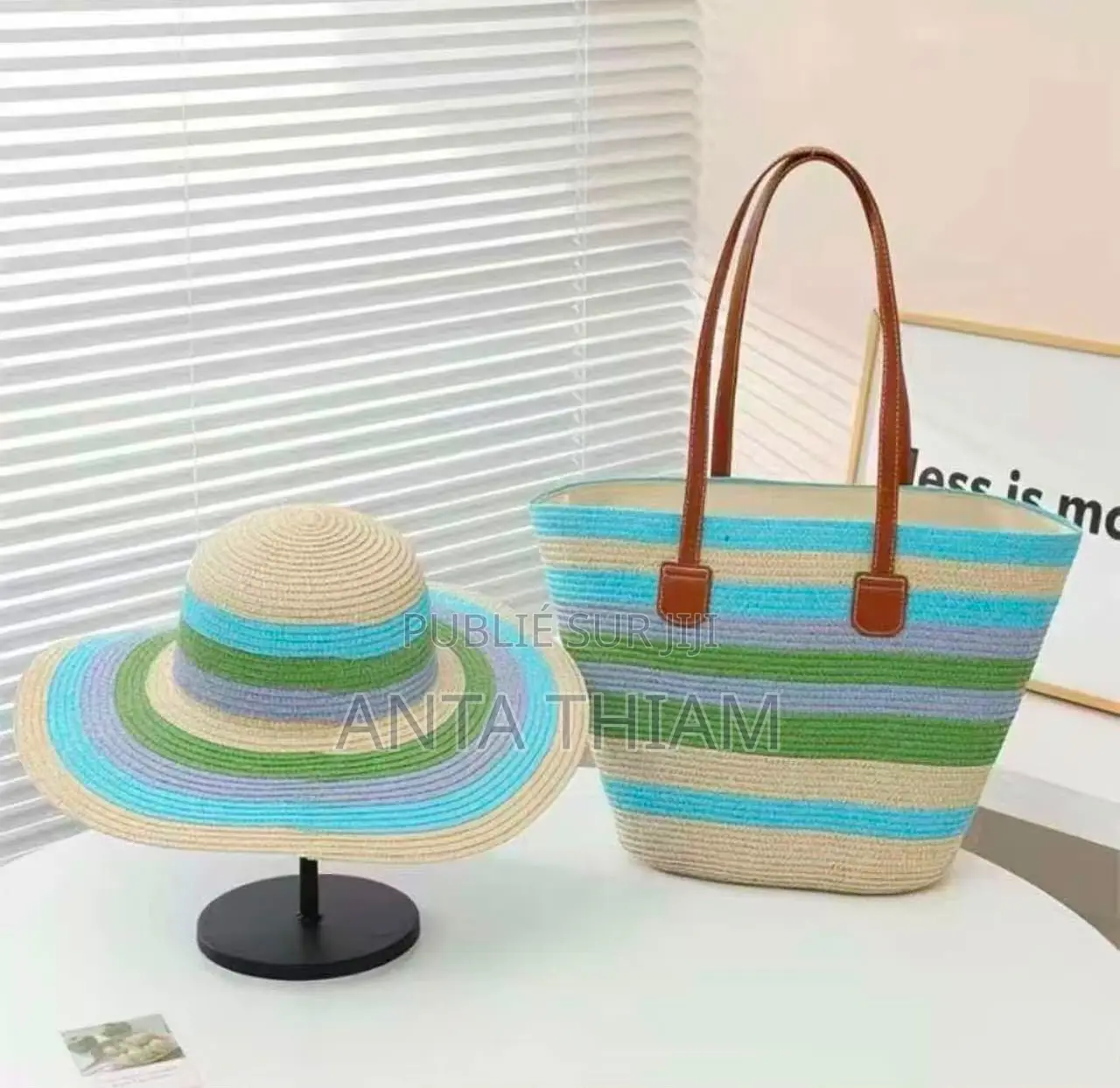 Ensemble Sacs Et Chapeaux En Paille