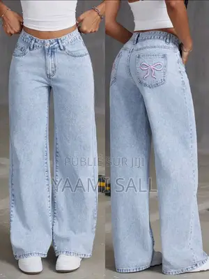 Jean Large Bleu Clair (Wide Leg) Avec Nœud Rose Brodé – La Taille : M