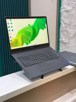 Nouveau Dell Precision 7760 32GB Intel Core i7 SSD 1T