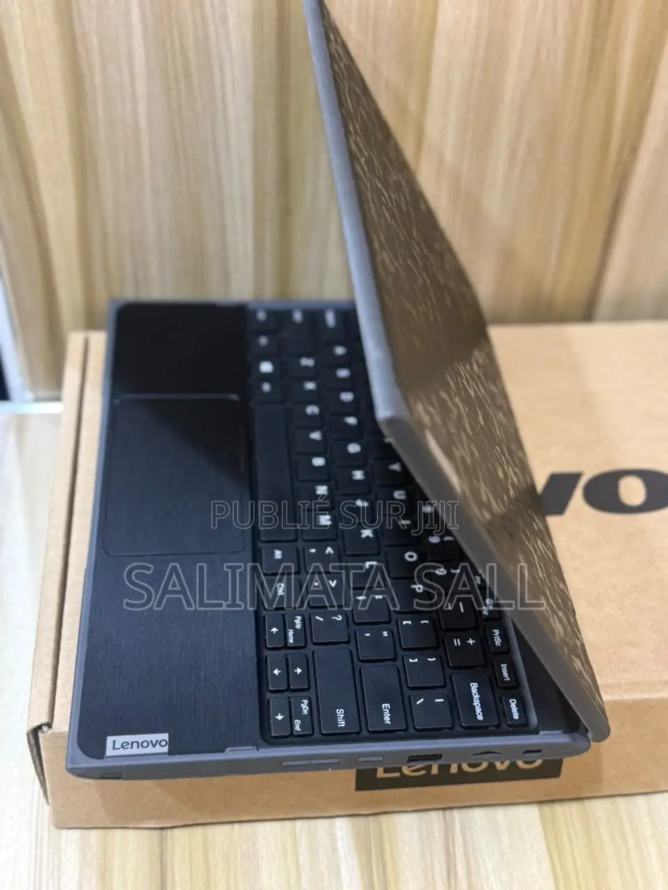 Ordinateur portable Lenovo 300e 8GB Intel Pentium SSD 128GB