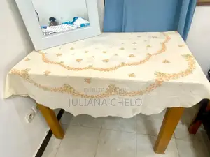 Table en Bois Et Chaise en Plastique À Vendre. Légèrement Négociable