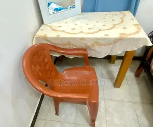 Table en Bois Et Chaise en Plastique À Vendre. Légèrement Négociable
