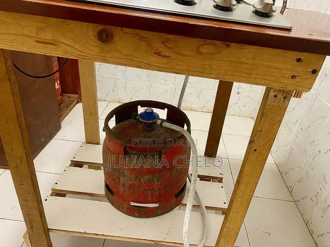 Plaque À Gaz Avec Bouteille De Gaz