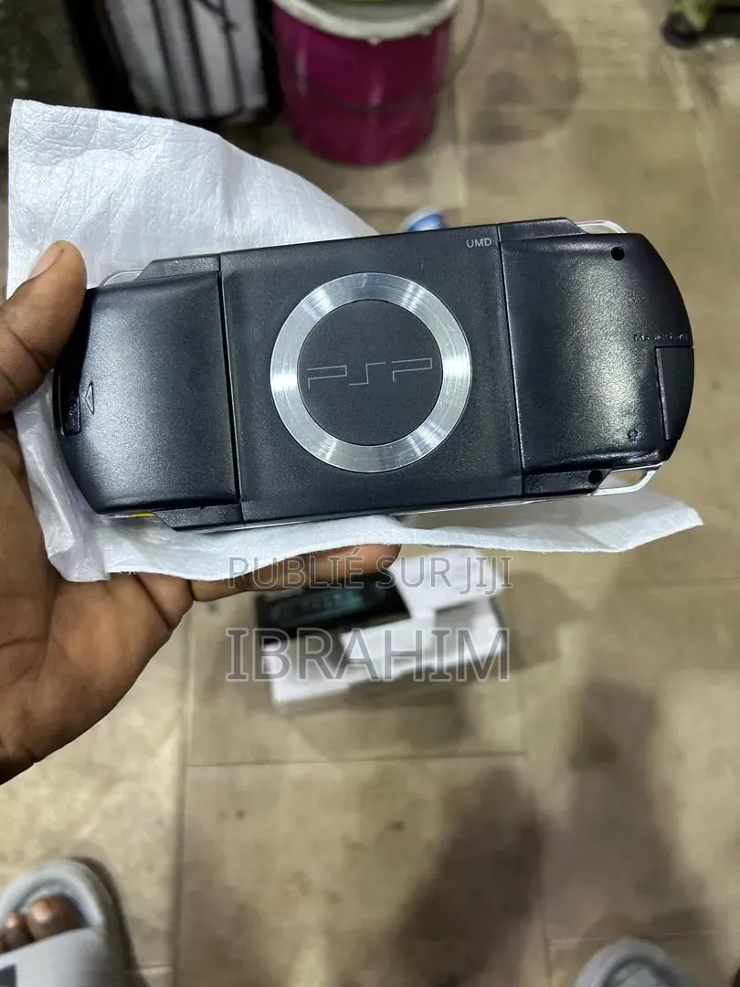 PSP Slim Neuf 30 Jeux Inclus Promo